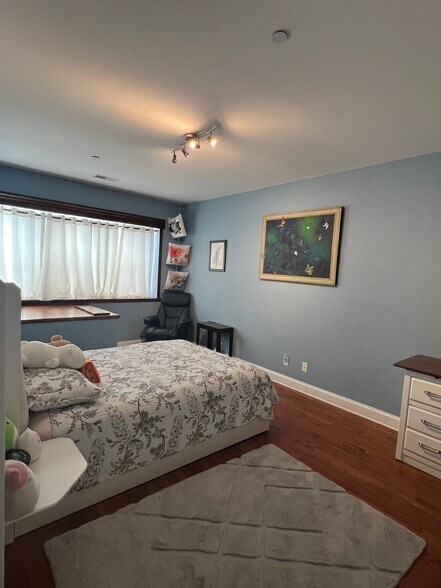 More Photos Of 418-420 E State St, Rockford Storefront For Sale