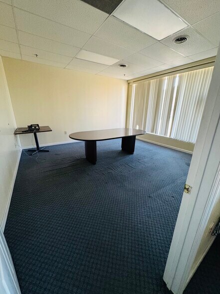 More Photos Of 426 W 4th St, London Warehouse For Sale