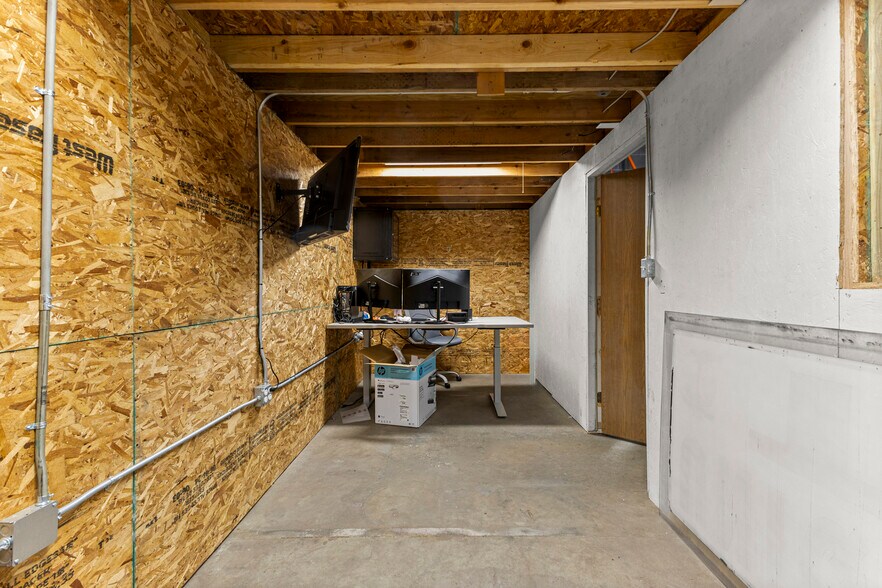 More Photos Of 26289 W Eight Mile Rd, Redford Township Manufacturing For Lease