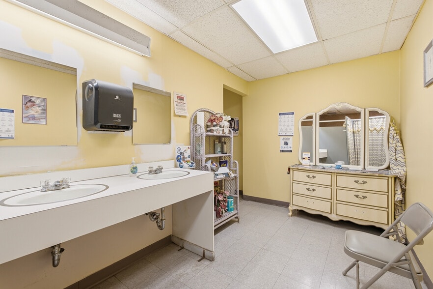 More Photos Of 600 W 39th St, Kansas City Office For Sale