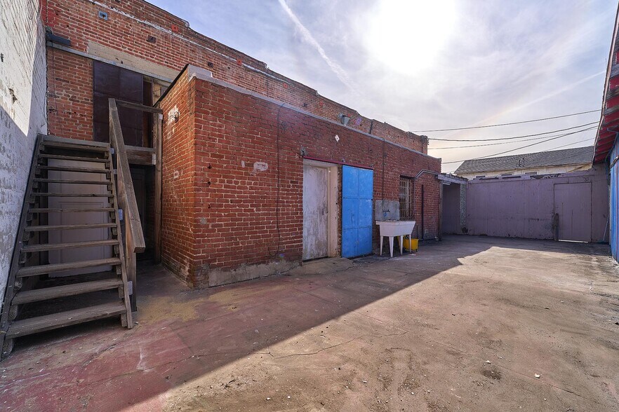 More Photos Of 115 N Western Ave, Los Angeles Storefront For Sale