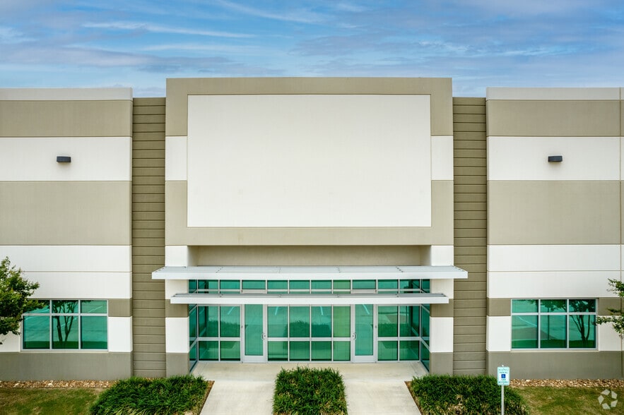 More Photos Of 5035 Eisenhauer Rd, San Antonio Unknown For Lease