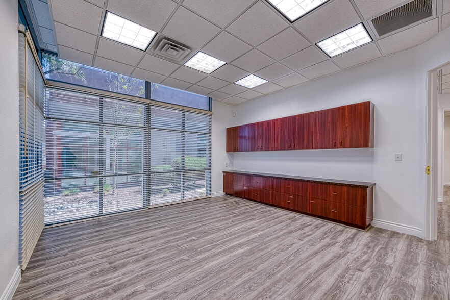 More Photos Of 375 N Stephanie St, Henderson Office For Sale