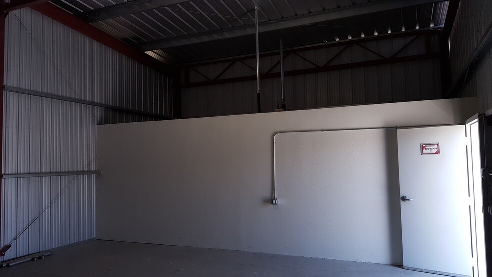 More Photos Of 4555 W Avenue G, Lancaster Airplane Hangar For Lease