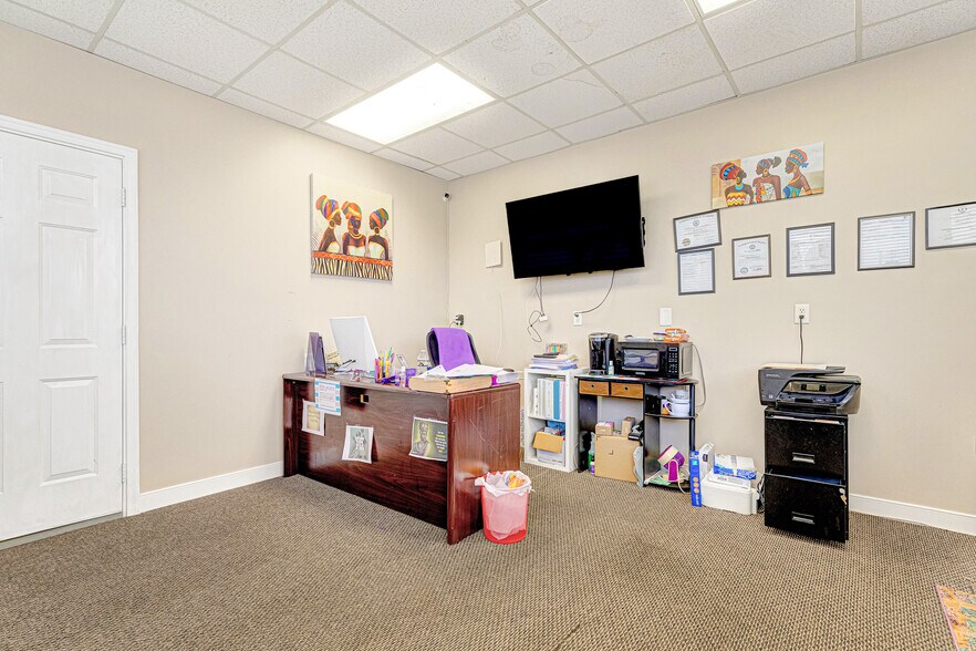 More Photos Of 10 W Williamsburg Rd, Sandston Office For Sale