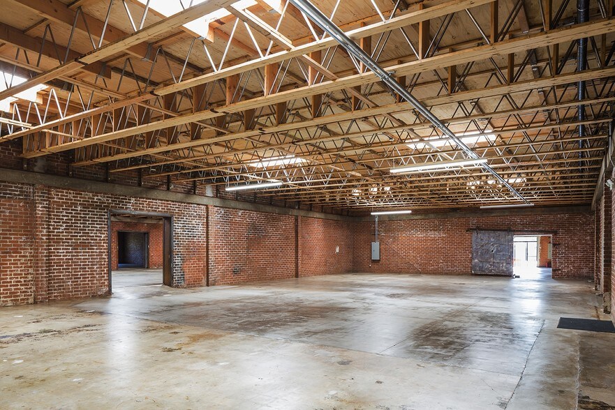 More Photos Of 5855-5859 E Compton Ave, Los Angeles Showroom For Lease