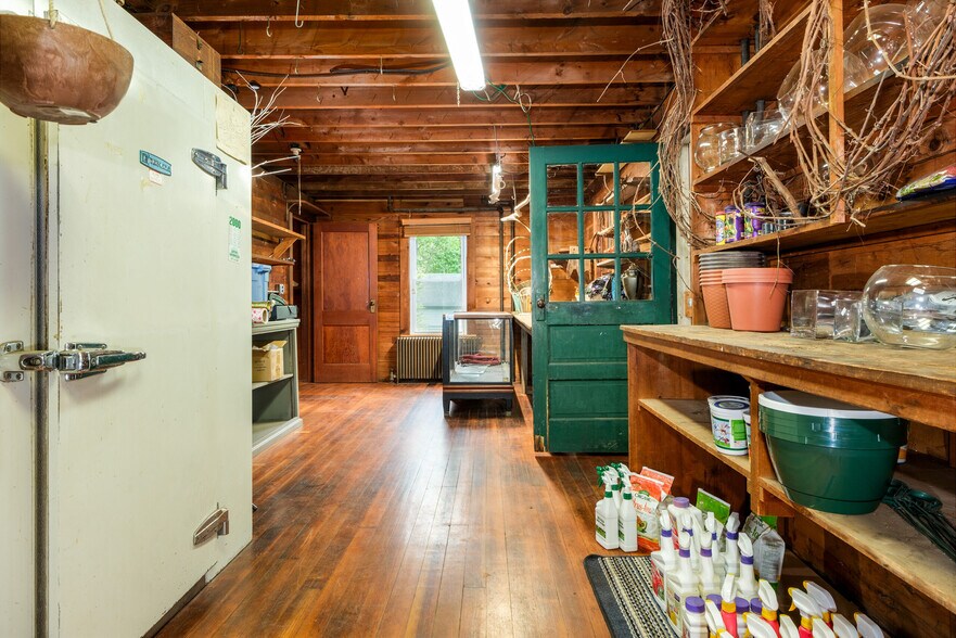 More Photos Of 265 Main St, Delhi Garden Center For Sale