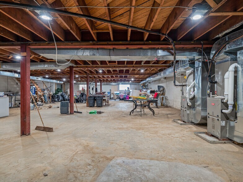 More Photos Of 105 W Henderson St, Marion General Retail For Sale