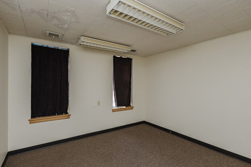 More Photos Of 722 N Main St, Newton Office For Sale