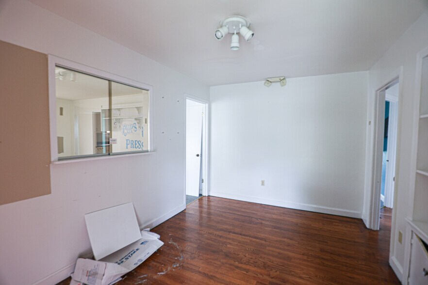 More Photos Of 806 Poplar St, Benton Office For Sale