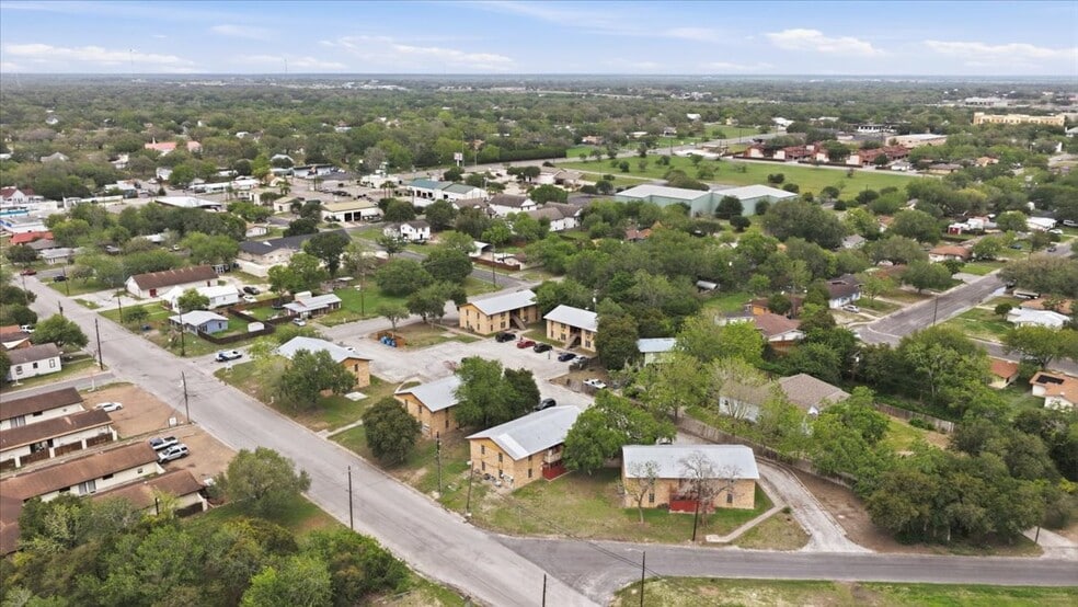 More Photos Of 600 E Crockett St, Beeville Apartments For Sale
