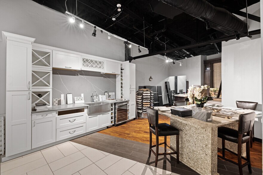 More Photos Of 2866 Poplar Ave, Memphis Storefront Retail Office For Sale