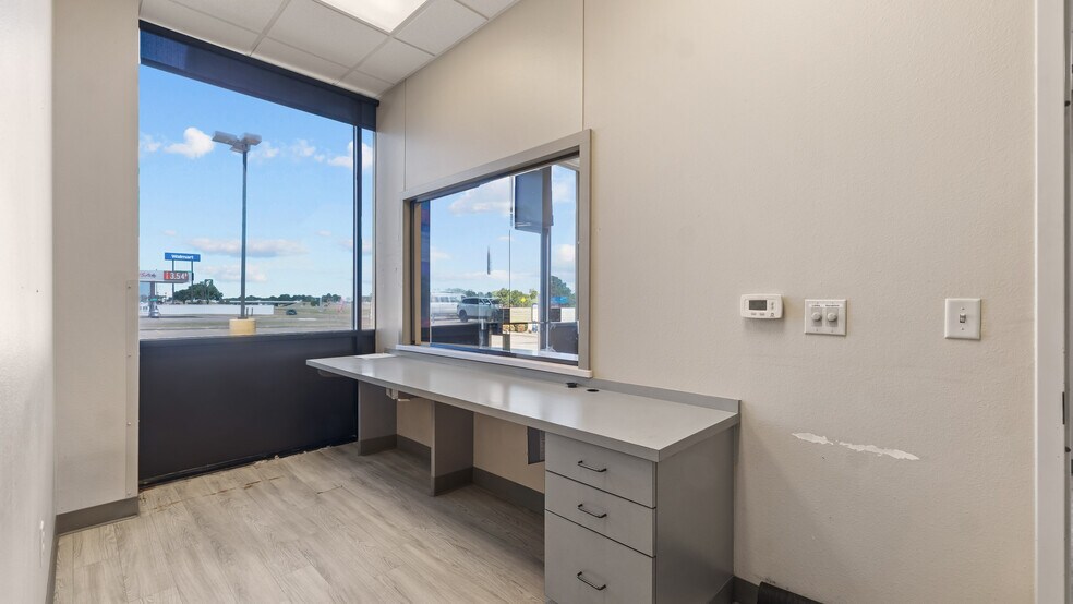 More Photos Of 910 James Bowie Dr, New Boston General Retail For Lease