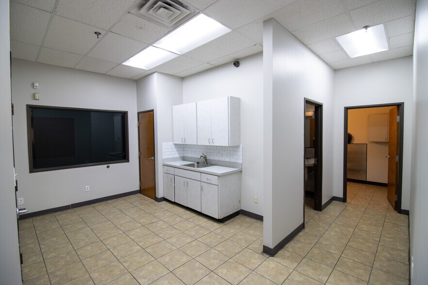 More Photos Of 9233 Denton Dr, Dallas Warehouse For Lease