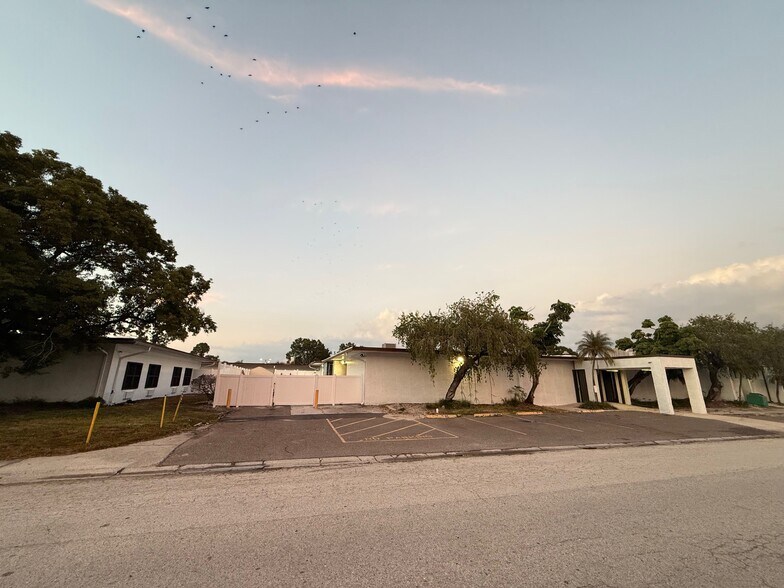 More Photos Of 4555 S Manhattan Ave, Tampa Hospital For Lease