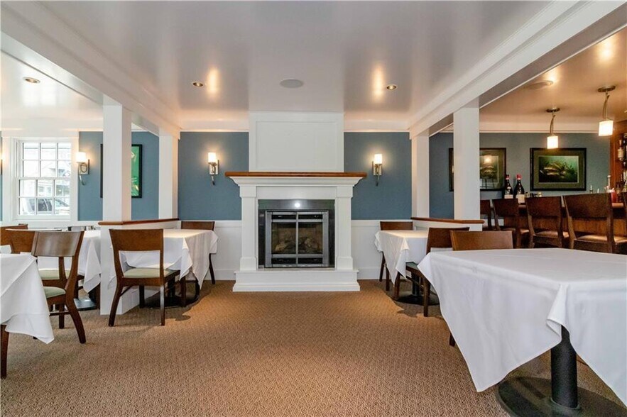 More Photos Of 14 Narragansett Ave, Jamestown Restaurant For Lease