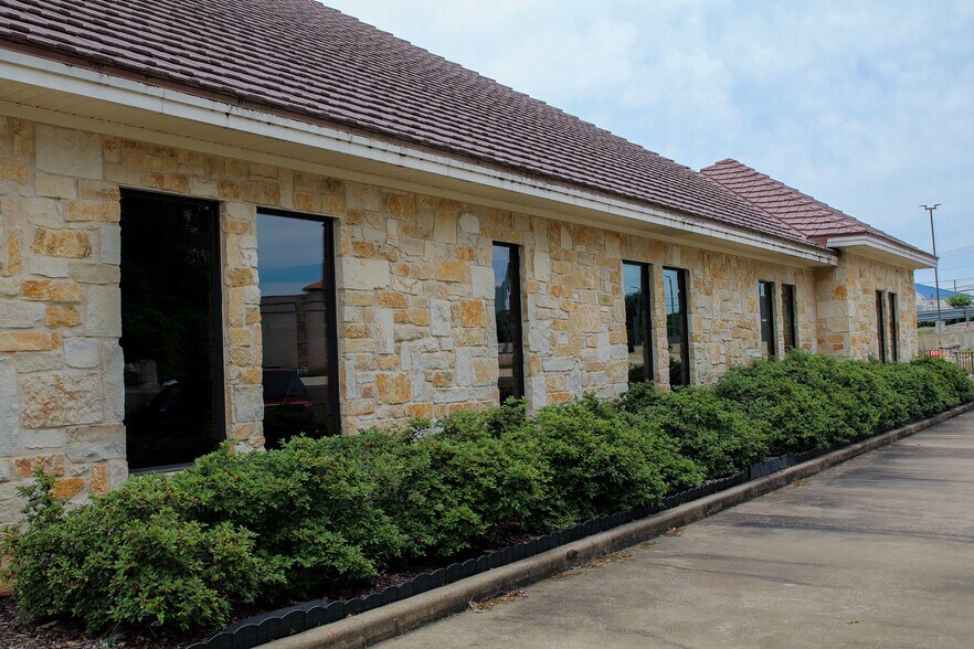 More Photos Of 404 Wynn Dr, Jacksonville Loft Creative Space For Sale