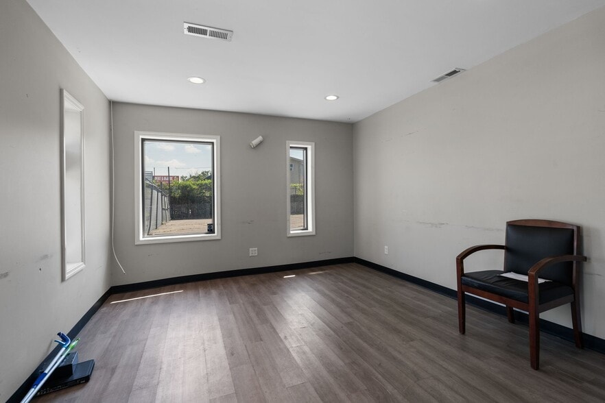 More Photos Of 5409 Charlotte Pike, Nashville Auto Dealership For Lease