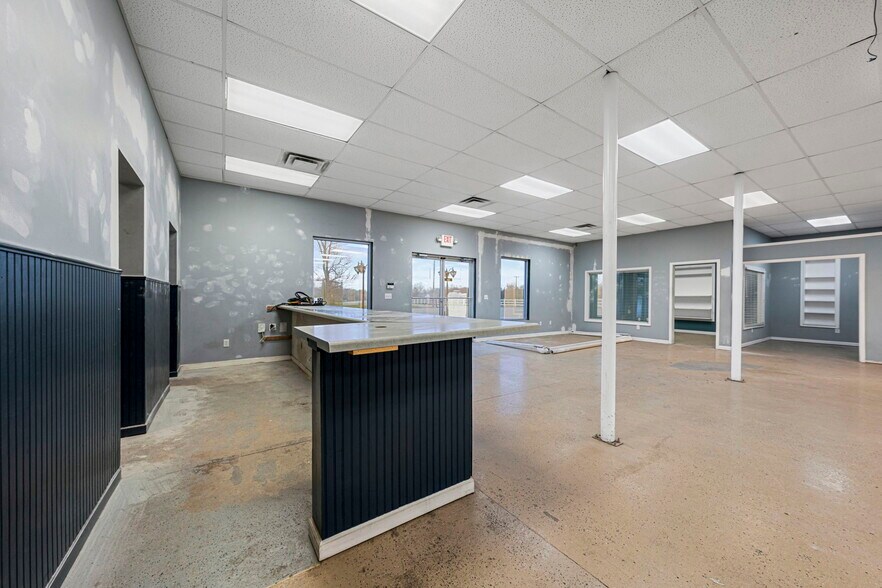 More Photos Of 5905 Veterans Memorial Hwy, Scottsville Showroom For Sale