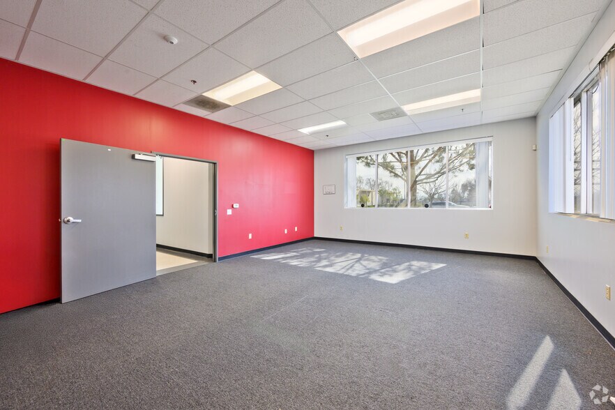 More Photos Of 2150 S Parco Ave, Ontario Manufacturing For Lease