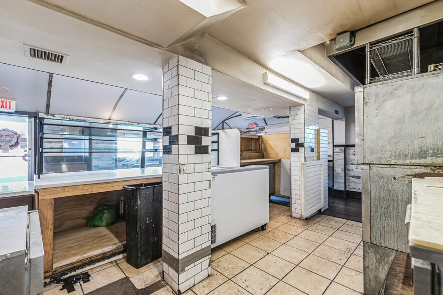 More Photos Of 20 County Road 39, Southampton Restaurant For Lease