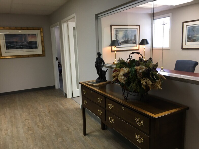 More Photos Of 155 Sycamore St, Glastonbury Office For Lease