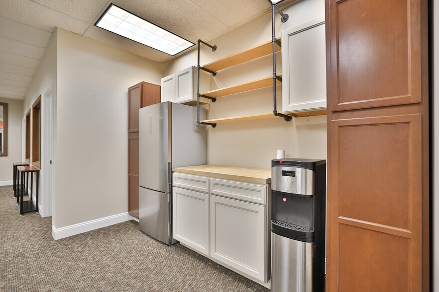 More Photos Of 3 Club Centre Ct, Edwardsville Office For Lease