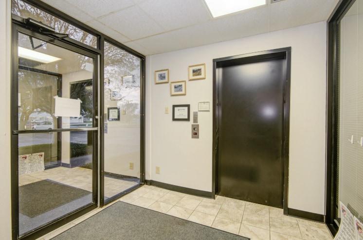 More Photos Of 102 Oak Park Dr, Clute Office For Sale