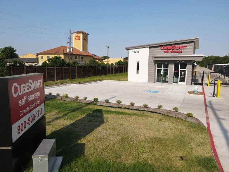 More Photos Of 11716 Veterans Memorial Dr, Houston Self Storage For Sale