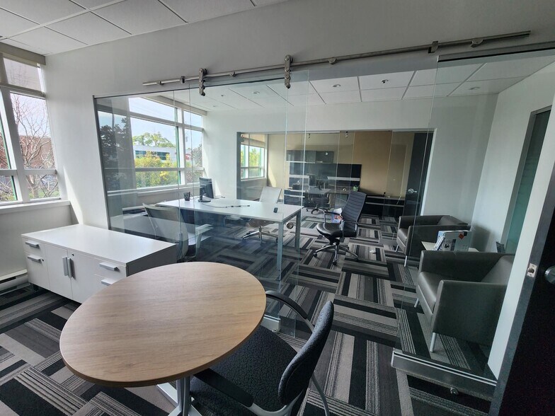 More Photos Of 2695 Av Dollard, Montréal Warehouse For Lease