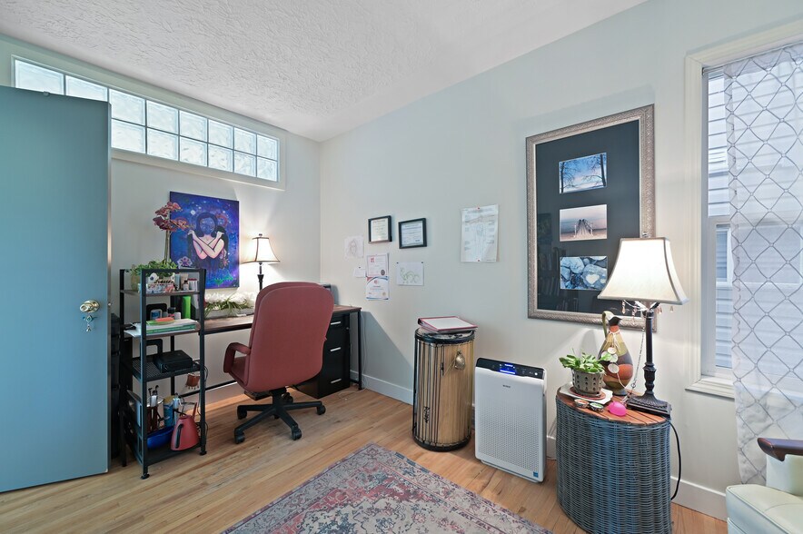 More Photos Of 132 17 Avenue NW, Calgary Office For Sale