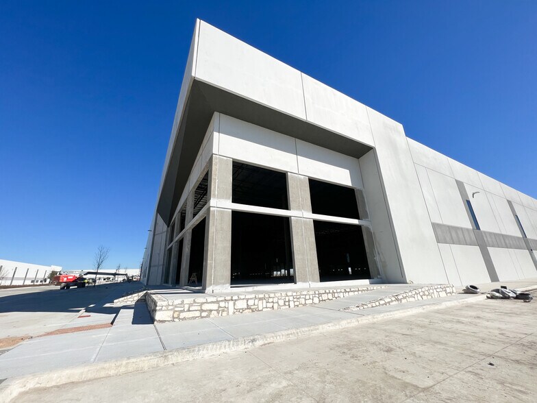 More Photos Of 11708 McAngus Rd, Del Valle Warehouse For Lease