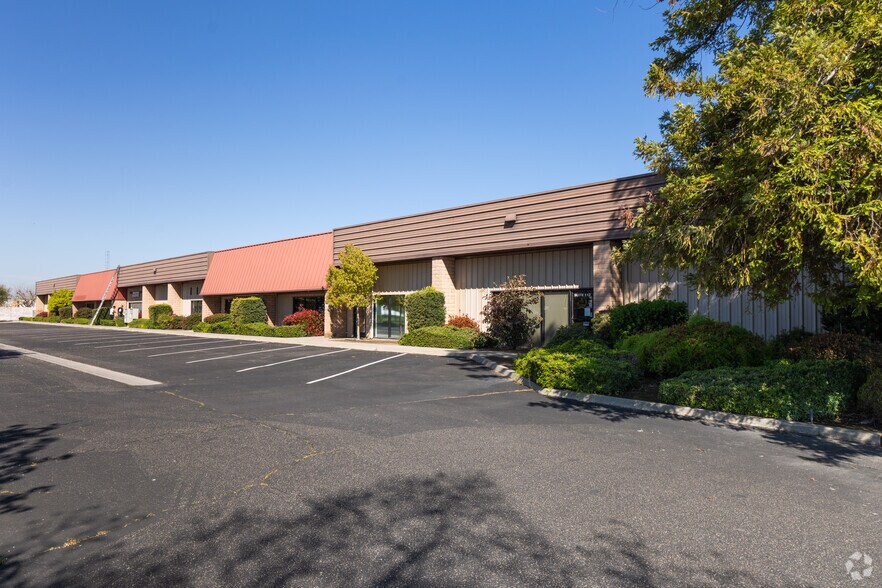 More Photos Of 105 W Dakota Ave, Clovis Unknown For Lease