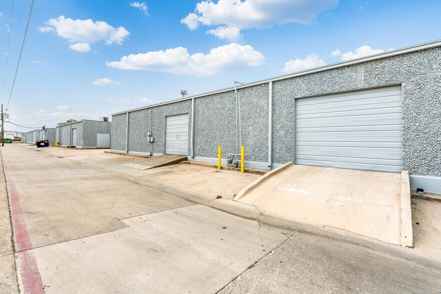 More Photos Of 2474 Manana Dr, Dallas Warehouse For Lease