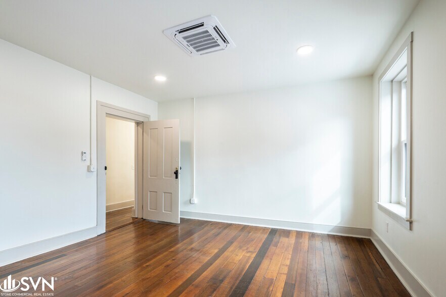 More Photos Of 150 W Short St, Lexington Office For Lease