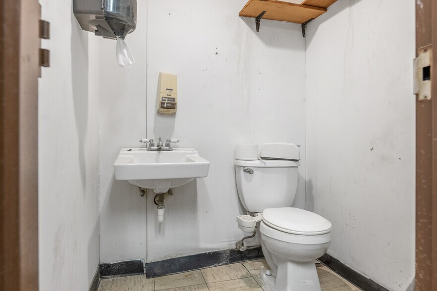 More Photos Of 7123 Lorain Ave, Cleveland Freestanding For Lease