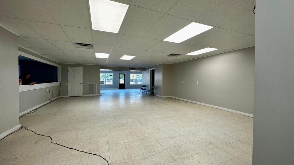More Photos Of 430 E Broad St, Smithville Showroom For Sale