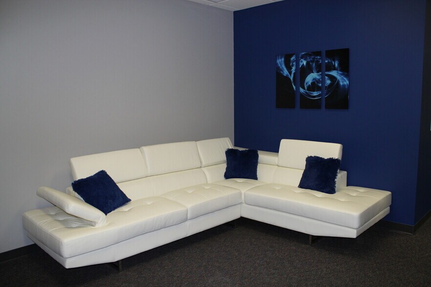 More Photos Of 2295 S Hiawassee Rd, Orlando Office For Lease