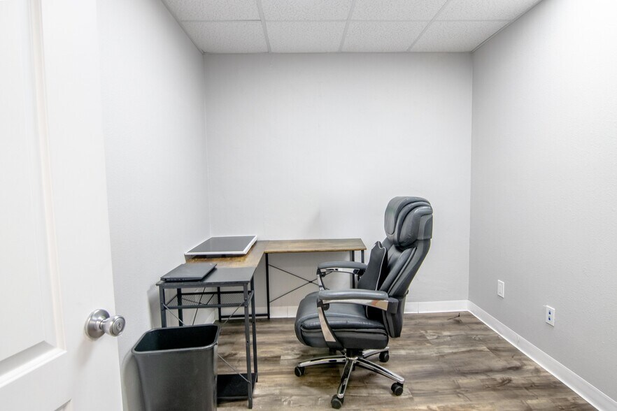 More Photos Of 3284 Morris St, Saint Petersburg Warehouse For Lease