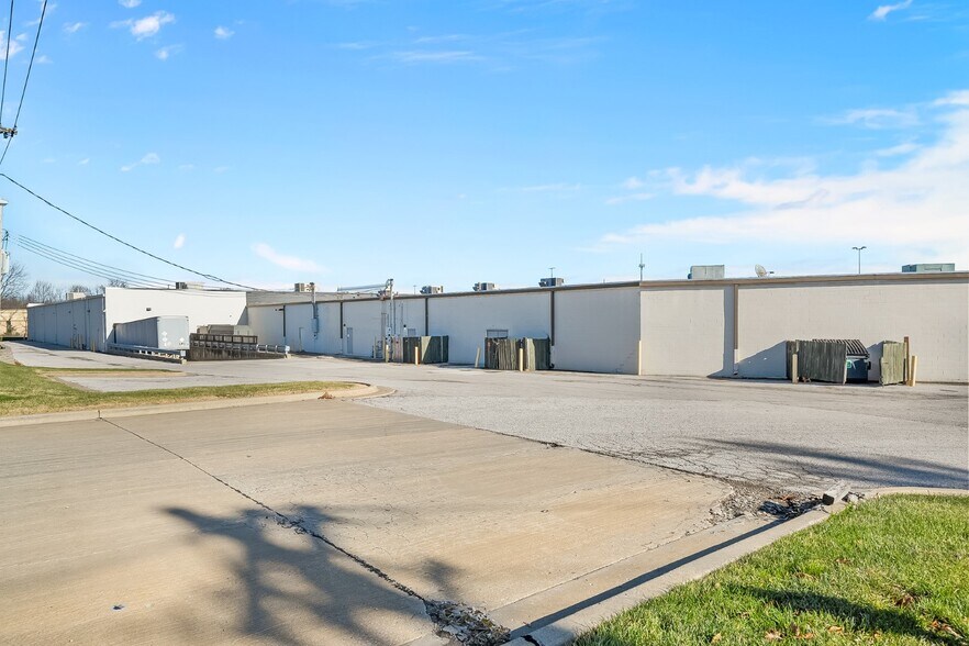 More Photos Of 1-125 Plaza Dr, Fairview Heights Storefront For Lease