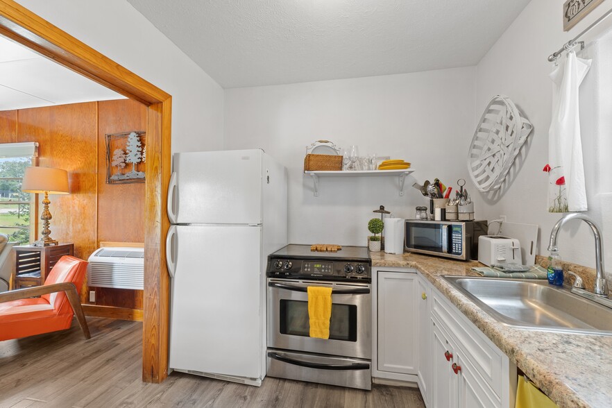 More Photos Of 10897 AR-5, Salesville Hotel For Sale