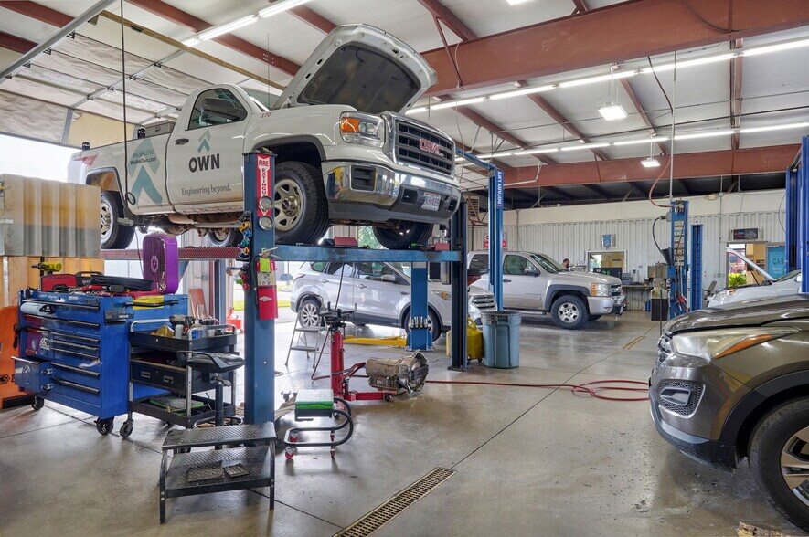 More Photos Of 2140 W Sunset St, Springfield Industrial For Sale