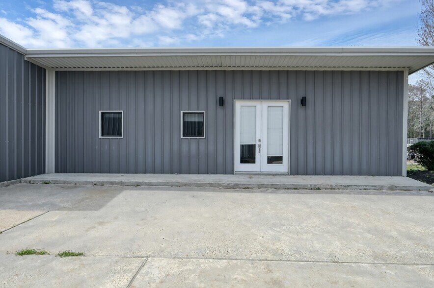 More Photos Of 32219 Tamina Rd, Magnolia Distribution For Lease