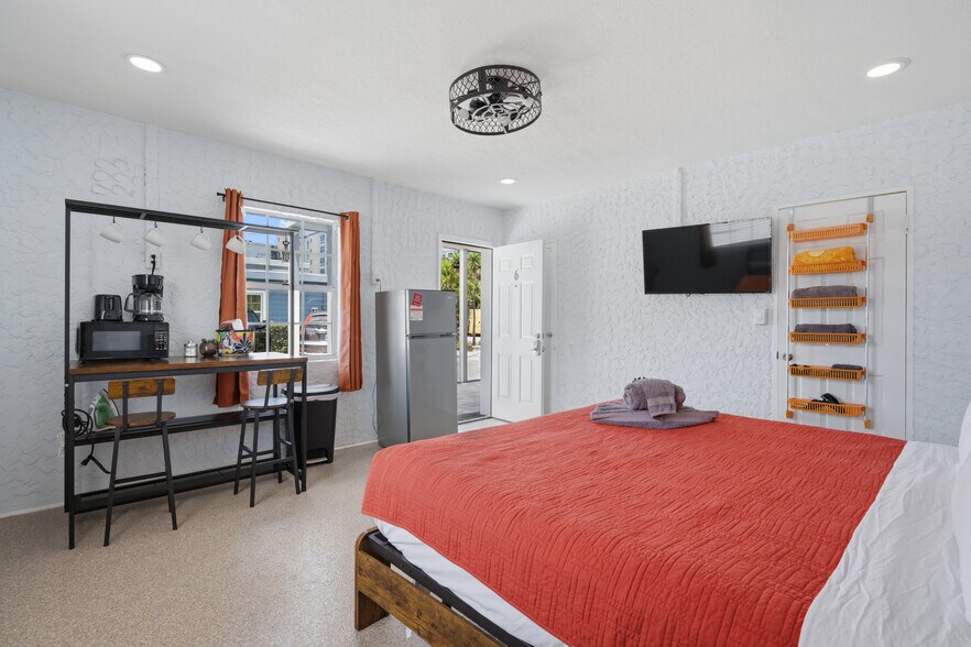 More Photos Of 602 Poinsettia Ave, Clearwater Beach Hotel For Sale