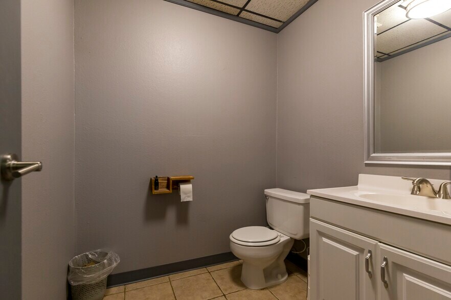 More Photos Of 770 W Rock Creek Rd, Norman Office For Lease