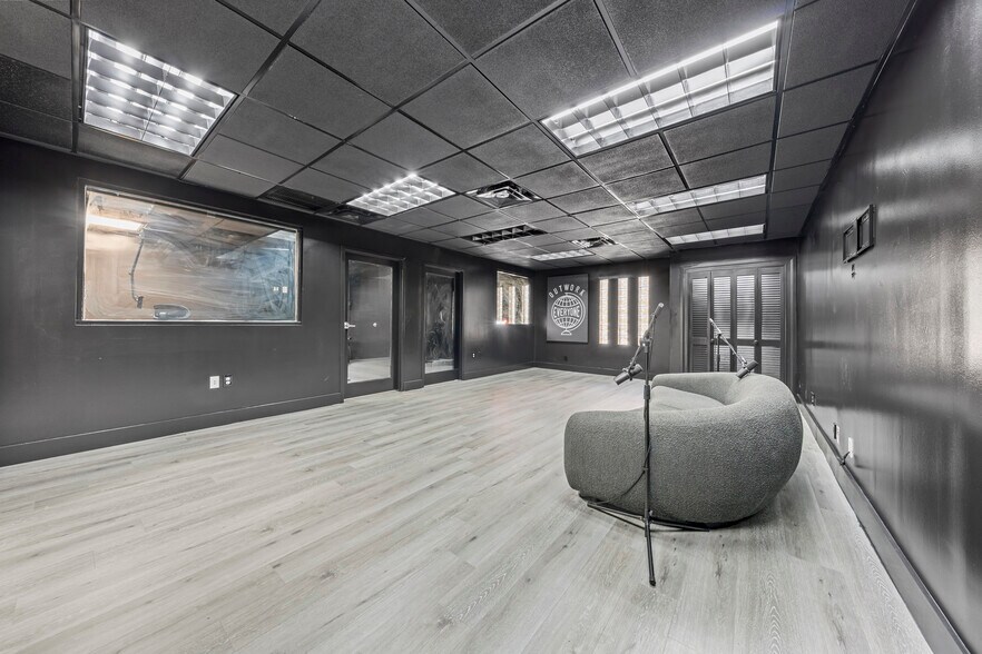 More Photos Of 2500 NW 39th St, Miami Light Distribution For Sale