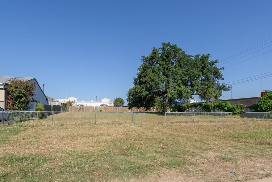 More Photos Of 2600 Commerce St, Marble Falls Land For Sale