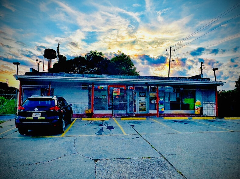 More Photos Of 1155 SW Sylvan Rd, Atlanta Convenience Store For Lease