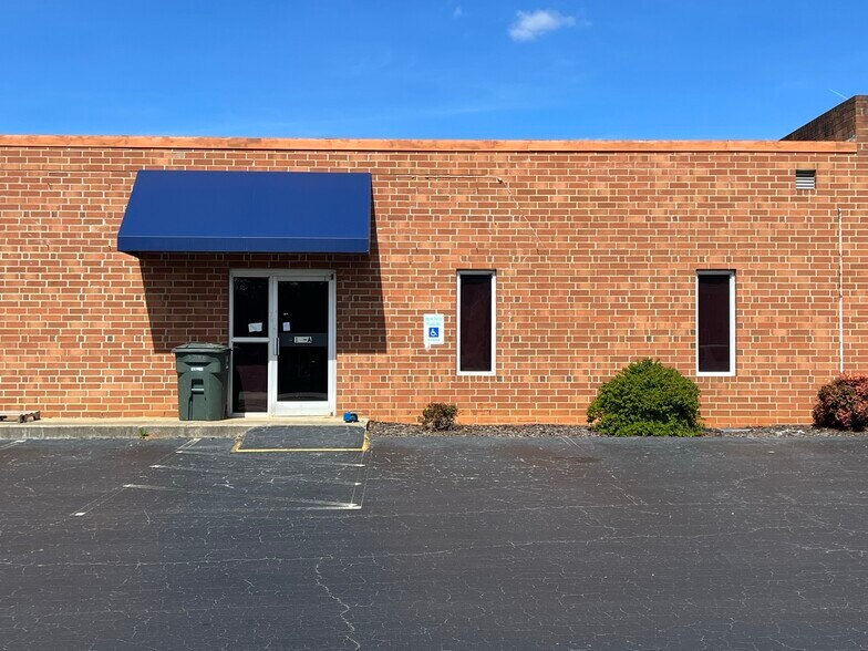 More Photos Of 12 Wendy Ct, Greensboro Unknown For Lease