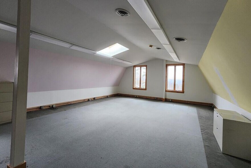 More Photos Of 303 Gunderman Rd, Spencer Flex For Sale